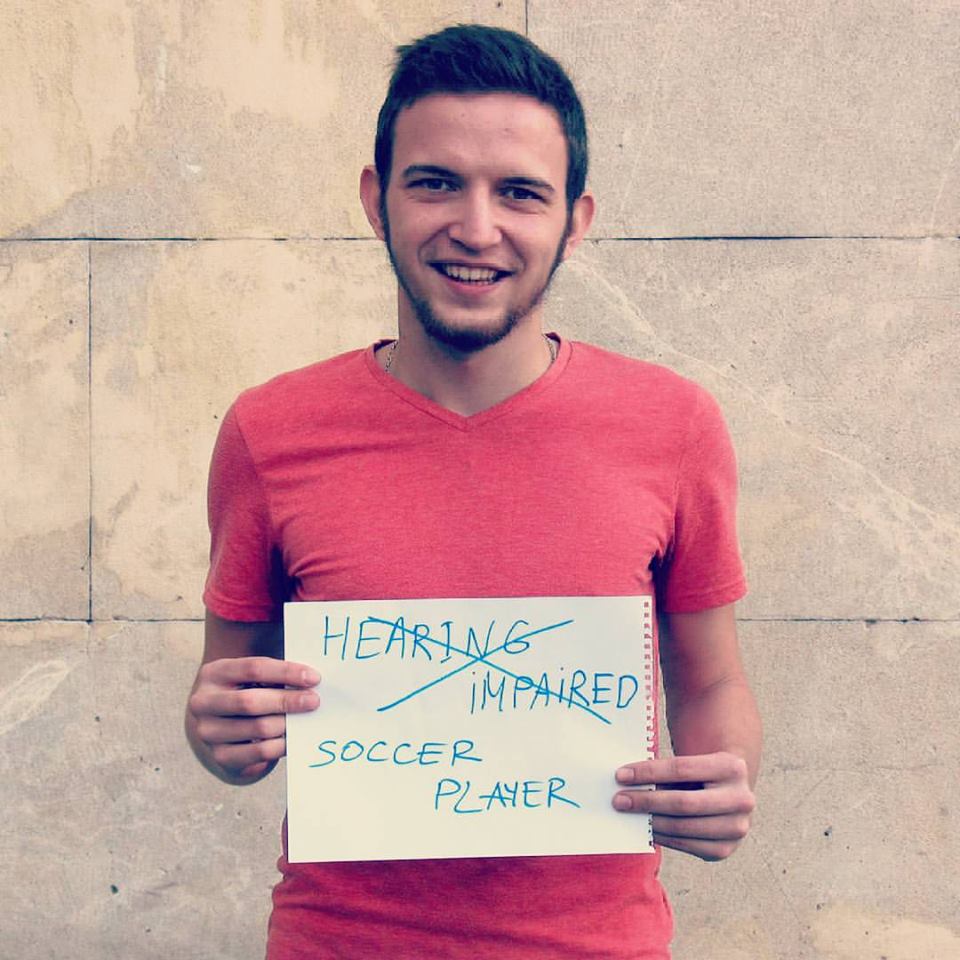 ListenUpdeaf's tweet image. Do you think that anyone can play #Soccer? We do.
#Deaf #SignLanguage #empowerment #bias #campaign
