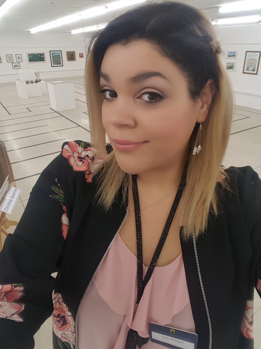 sparkledezign's tweet photo. #earlyforwork #PositiveVibes #PrettyInPink #Florals #morningselfie #duskypink #designer #artist https://t.co/qEqe7Ns5sh