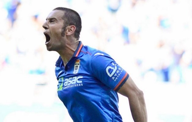 SpheraSports's tweet photo. Cervero, el mito hecho con barro, la fe vestida de jugador del Oviedo https://t.co/AoXs3lznLH [por @_JoelSierra_] https://t.co/u2D6d4rYoA