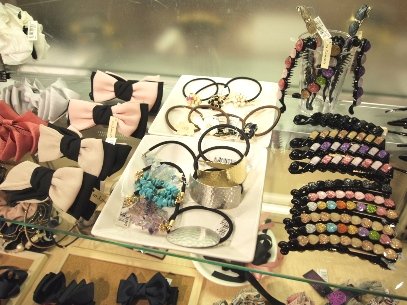 神戸阪急 夏は ヘアアレンジ の季節 まとめ髪 にしてすっきり涼しく 本館2階で ヘアアクセサリー コレクション開催中 7 18 Bibi ヴァンテーヌ レナクリス バナナクリップ シュシュ ターバン そごう神戸