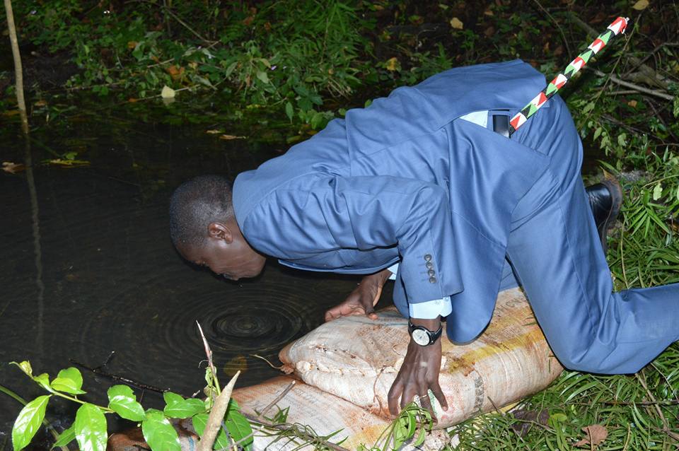 boremista's tweet photo. Uasin Gishu governor Jackson Mandago quench thirsty at the source of Uswo River.

#See9SeeKenya https://t.co/PpMgg8omkh