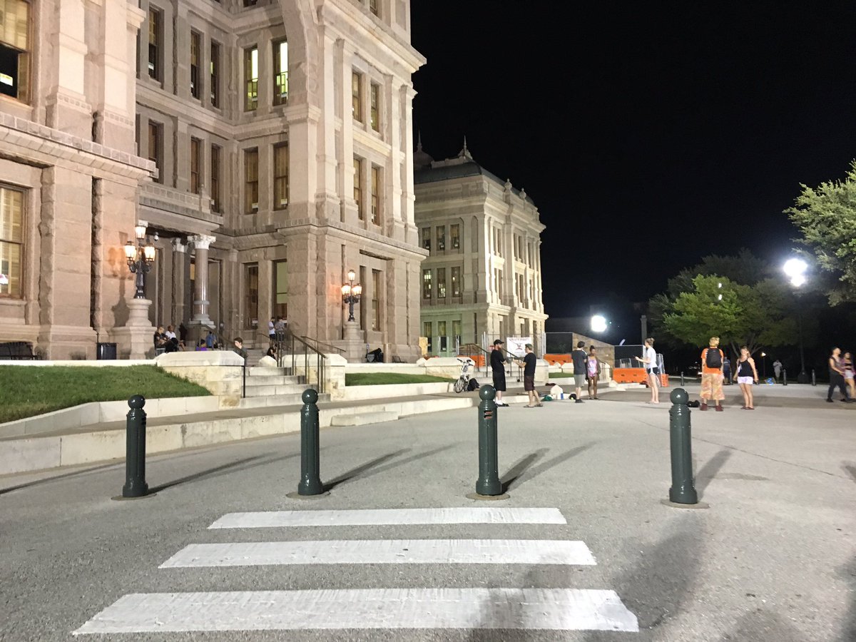 kellychromatic's tweet photo. Lure party at the Capitol #pokemongo #pokemongoaustin https://t.co/xKQgTQHMzj