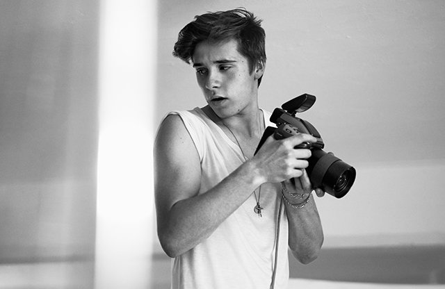 StealBoyStyle's tweet photo. มาดูผลงานของ Brooklyn Beckham ถ่ายภาพโฆษณาน้ำหอม Burberry Brit ตัวล่าสุดกัน
สื่อโฆษณานี้จะเริ่มใช้ปีหน้า #THISISBRIT https://t.co/i4rOOVpmS0