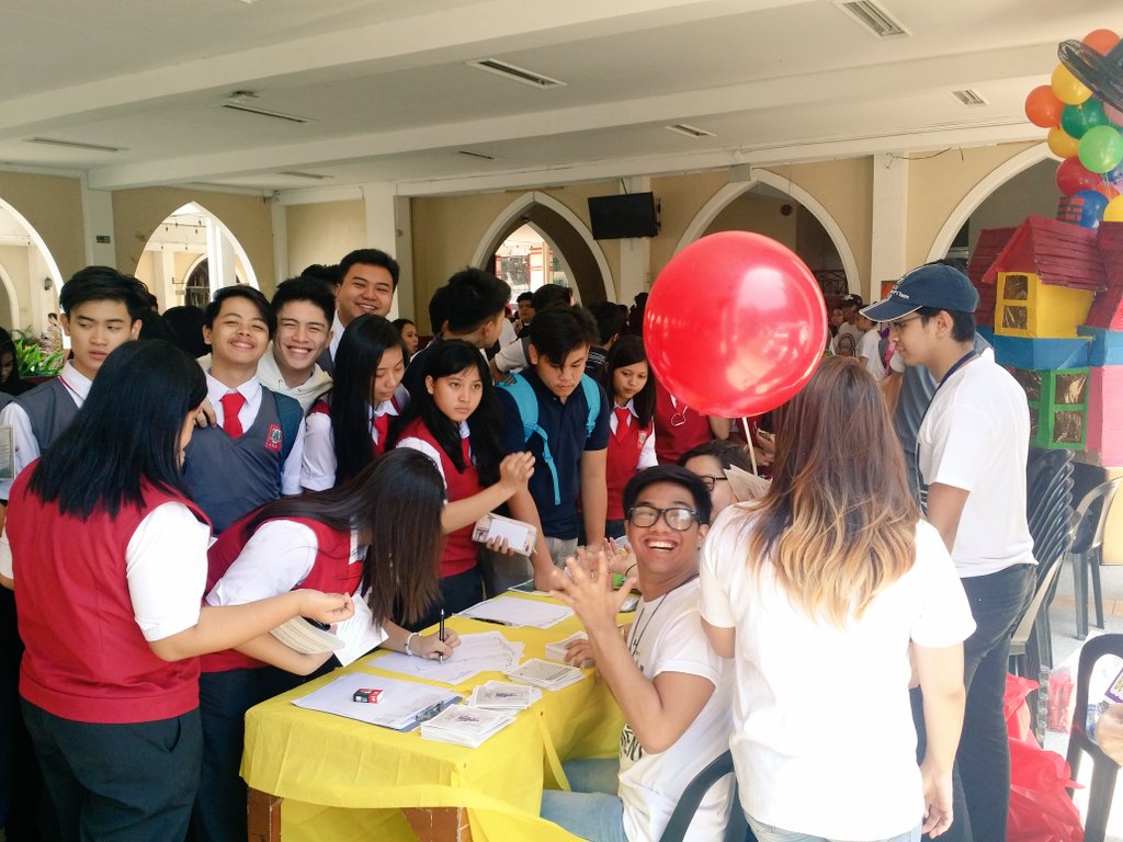 JBLC_SBU's tweet photo. Senior high students in our #LMReady2016 booth! 

#BeLM: Beyond Limits 🎈💛💜 https://t.co/vZh59hn4Kf