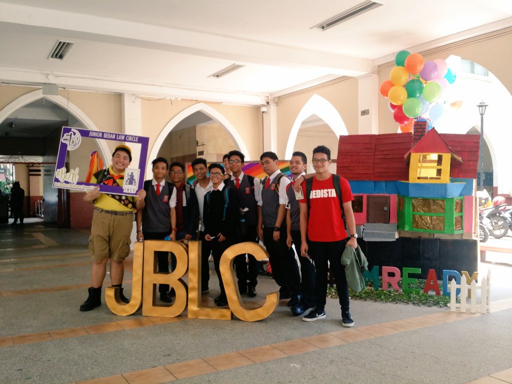JBLC_SBU's tweet photo. Senior high students in our #LMReady2016 booth! 

#BeLM: Beyond Limits 🎈💛💜 https://t.co/vZh59hn4Kf