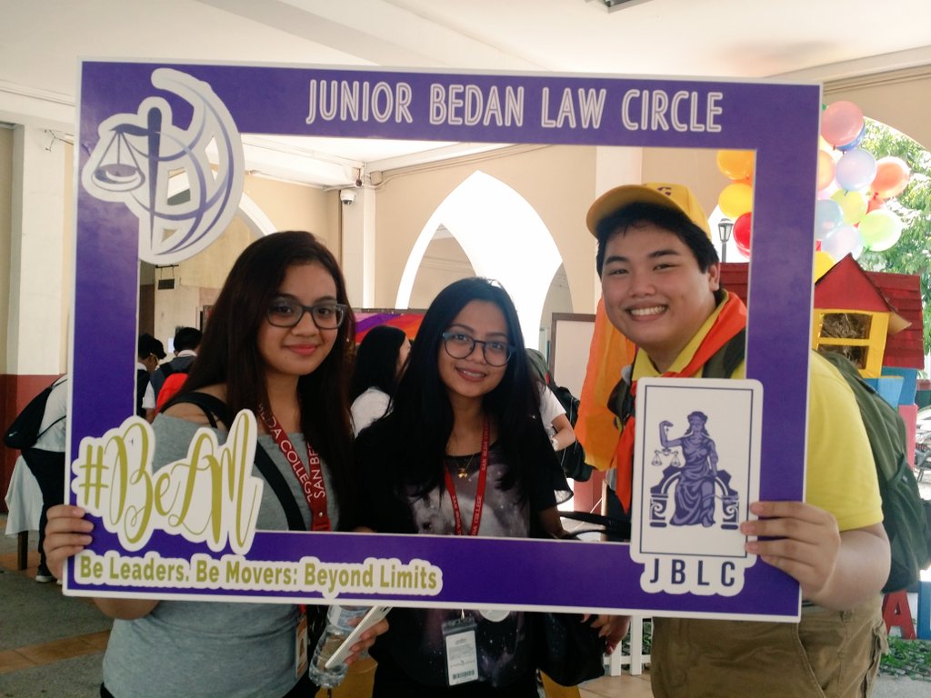 JBLC_SBU's tweet photo. Senior high students in our #LMReady2016 booth! 

#BeLM: Beyond Limits 🎈💛💜 https://t.co/vZh59hn4Kf