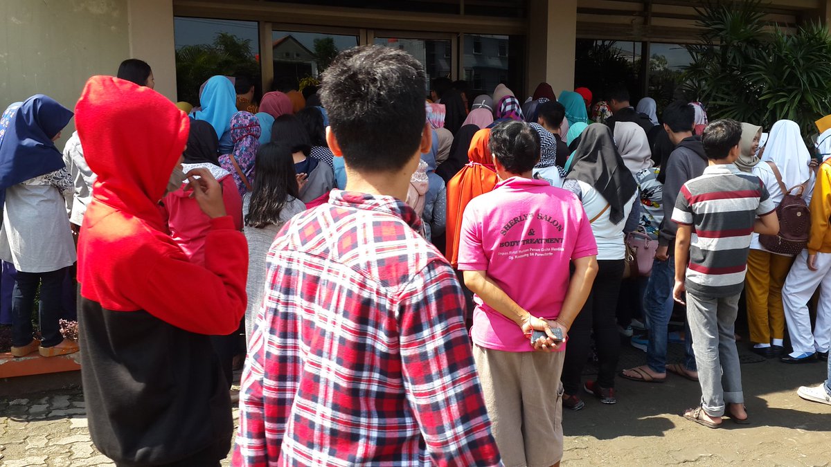 sswmp's tweet photo. @radityadika : RAJAWALI PURWOKERTO PECAH BANG!! gw mendadak kurus bang demi dapet tiket loe 😆😆😆 https://t.co/08j4wxVaFD