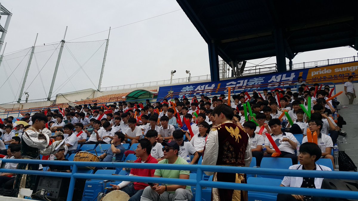 [청룡기] 성남고와 덕수고의 8강전. 성남고 학생들의 응원 모습입니다.