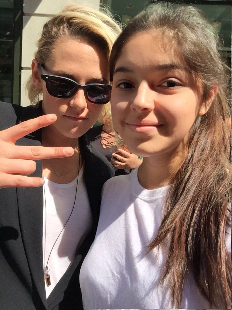 KristenStwrtIND's tweet photo. Kristen Stewart berfoto bersama beberapa fans saat selesai interview di New York (12/07/2016) https://t.co/vdawpBzPMP