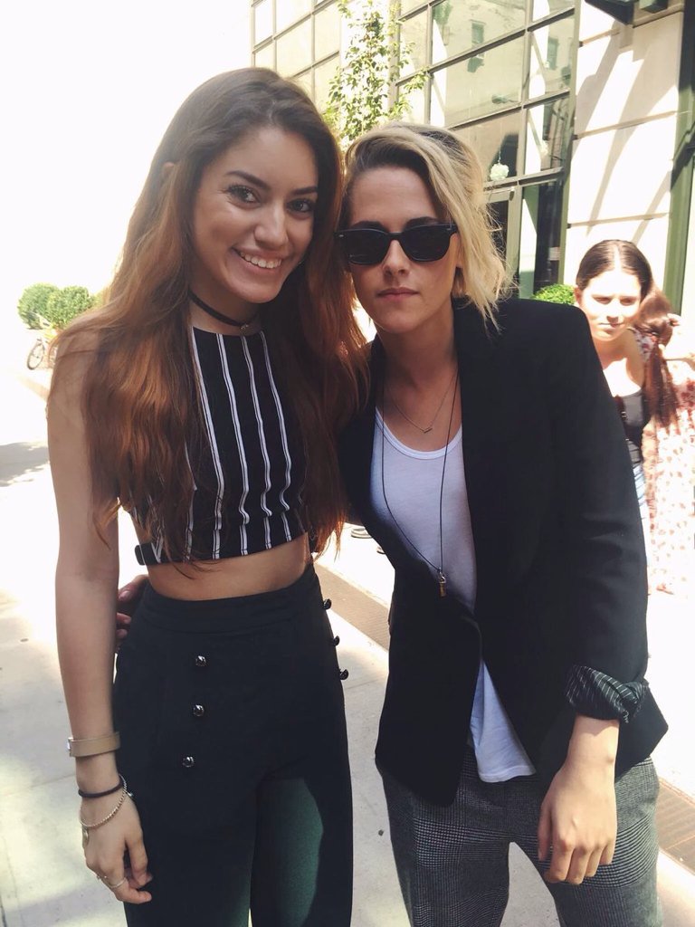 KristenStwrtIND's tweet photo. Kristen Stewart berfoto bersama beberapa fans saat selesai interview di New York (12/07/2016) https://t.co/vdawpBzPMP