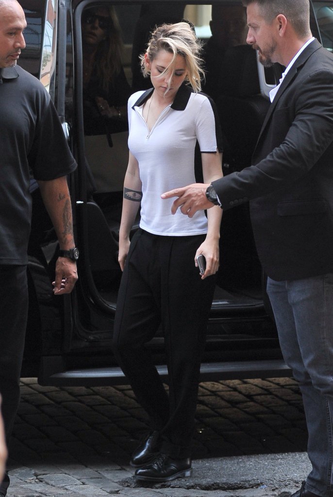 KristenStwrtIND's tweet photo. Kristen Stewart sampai di acara Press Junket untuk promosi film Café Society di New York (12/07/2016) https://t.co/C1iCu3Aray