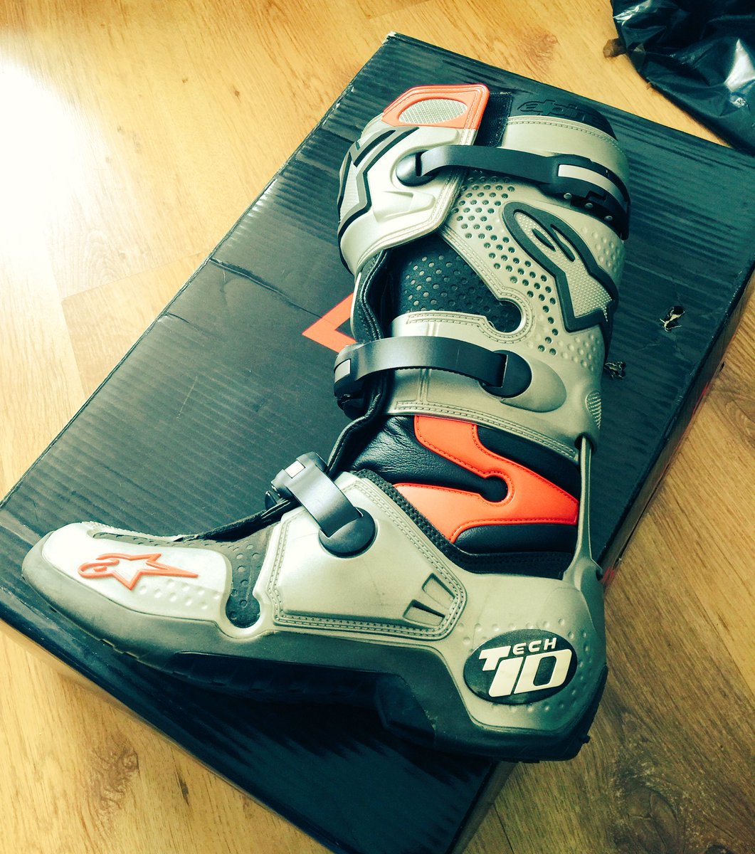 scottyMoJos's tweet photo. Happy New Boots Day to me! @richieyzjones @alpinestars #tech10s #Astars #Retro10s https://t.co/u4rH9L4LO4