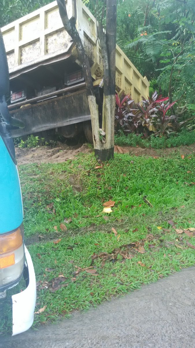 Truk nyungsep di jalan MT.Haryono <a href="/KotaBalikpapan/">BALIKPAPAN</a>