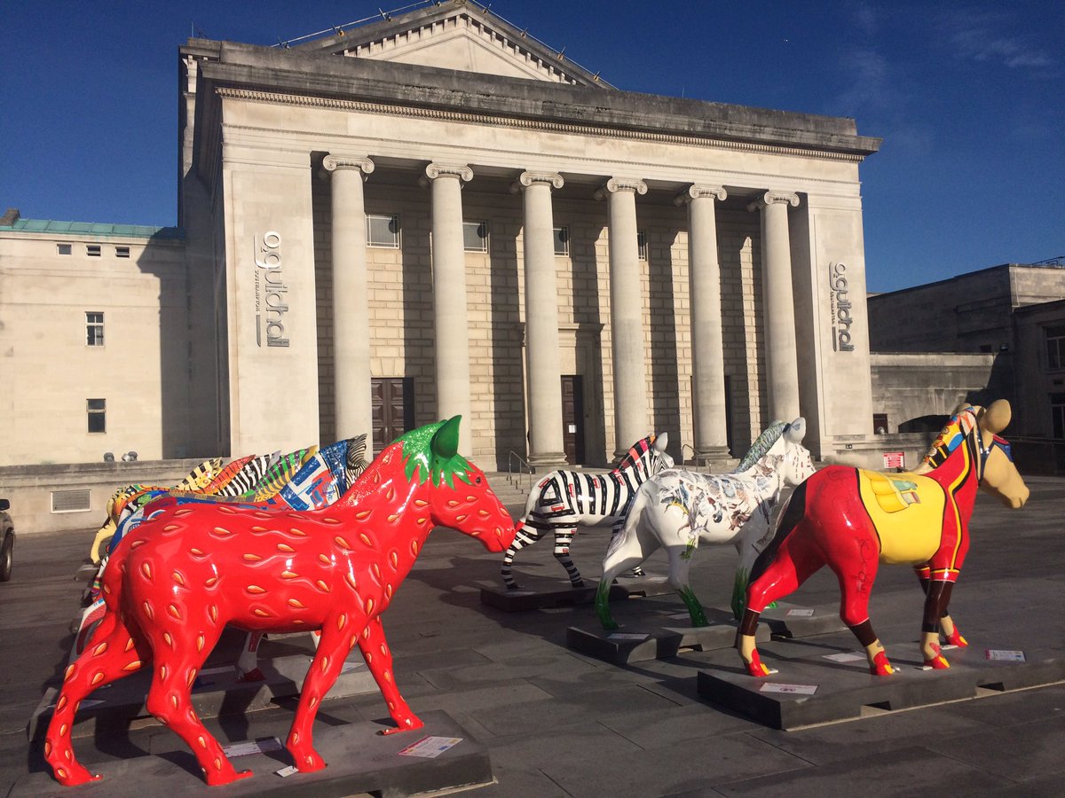 #MarwellsZanyZebras looking glorious in the sunshine this morning as installation begins!