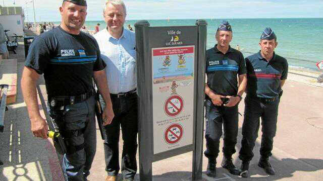 Un arrêté municipal interdit les chiens sur la plage, l'été #LucsurMer <a href="/ouestfrance/">Ouest-France</a> ouest-france.fr/normandie/luc-…