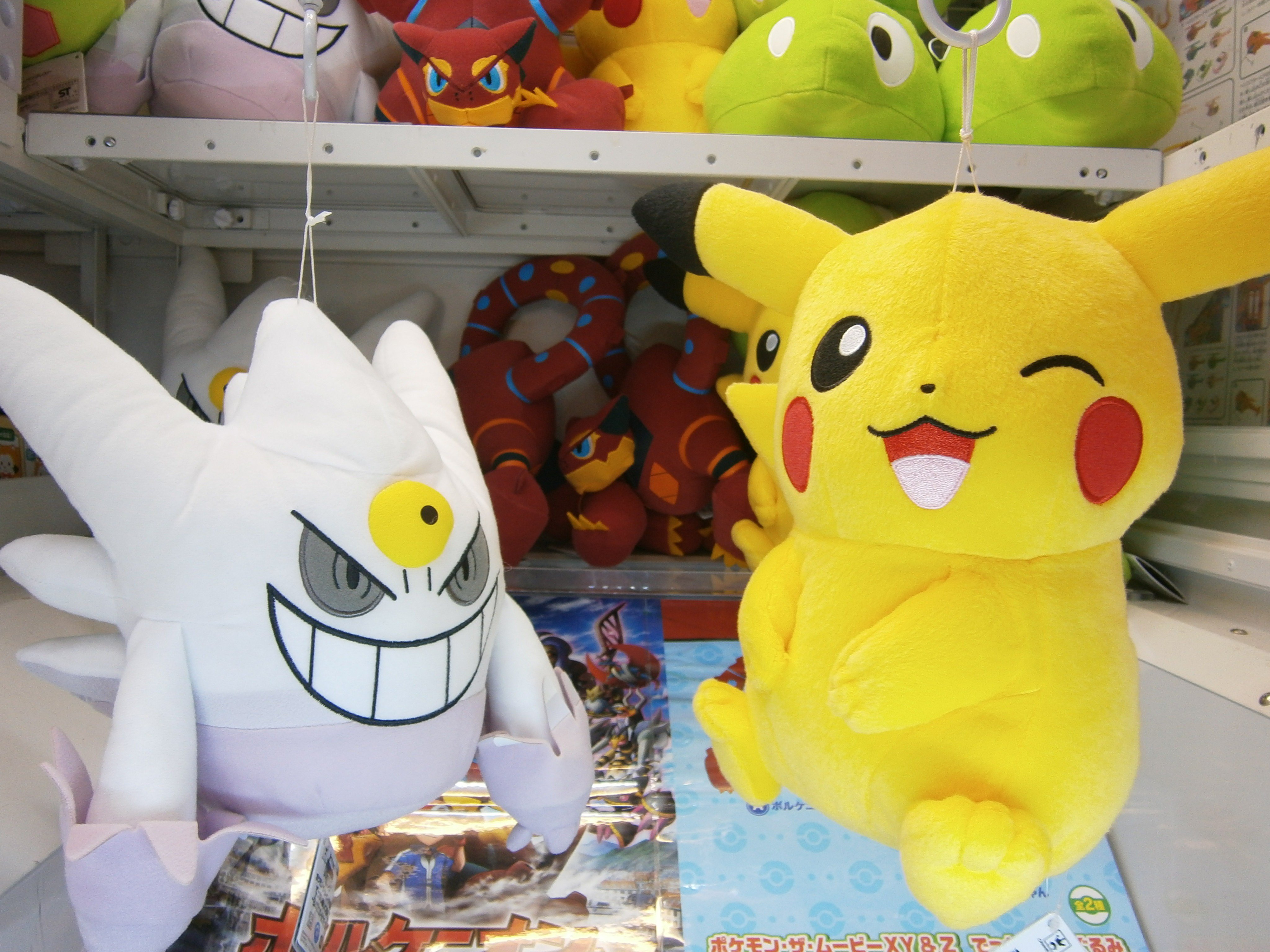 プレイランド大和鶴間店 ポケモン ザ ムービーxy Z関連グッズ入荷中です コロっとまんまるぬいぐるみとでっかいぬいぐるみが登場ヽ ー ノ 少し前に登場したジガルデとプニちゃんもわずかですが残っておりますよー ポケットモンスター ポケモン