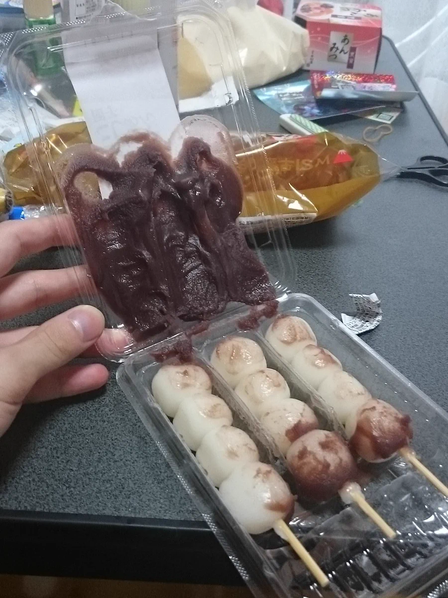 悲劇！餡だんごを食べようとパックを開封したらｗこれもう泣くしかないｗｗｗ