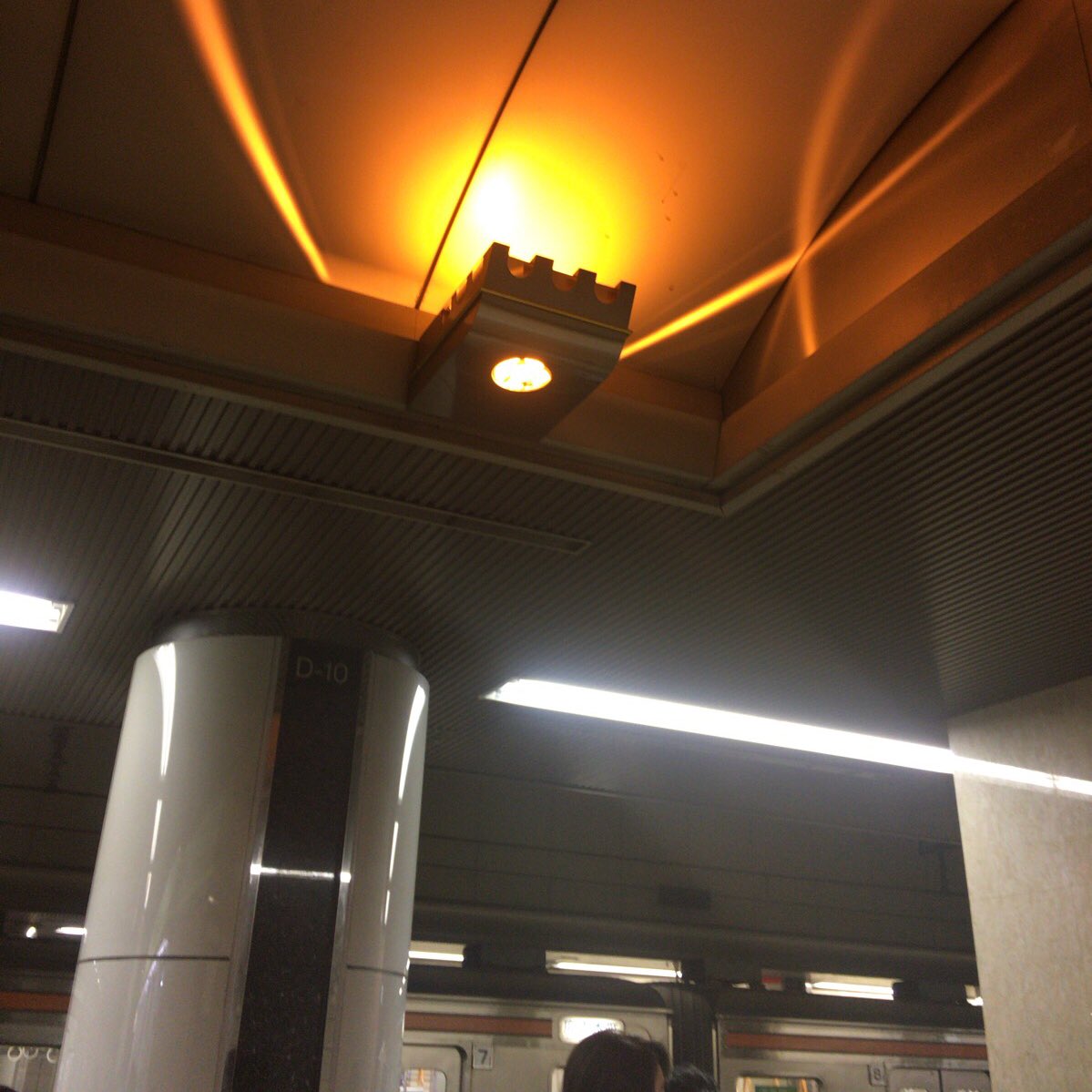影絵が浮かぶ Jr京葉線 東京駅ホームの天井照明に駅員さんたち手作りのディズニーキャラクターやお城の切り絵が嵌め込まれていてとっても可愛い Togetter 影絵が浮かぶ Jr京葉線 東京駅ホームの天井照明に駅員さんたち手作りのディズニーキャラクターやお城の切り絵が嵌め込まれていてとっても可愛い Togetter