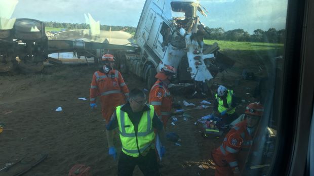 UPDATE: The driver of a truck hit by a train near Colac is critical in hospital ow.ly/n3N7302c4wX