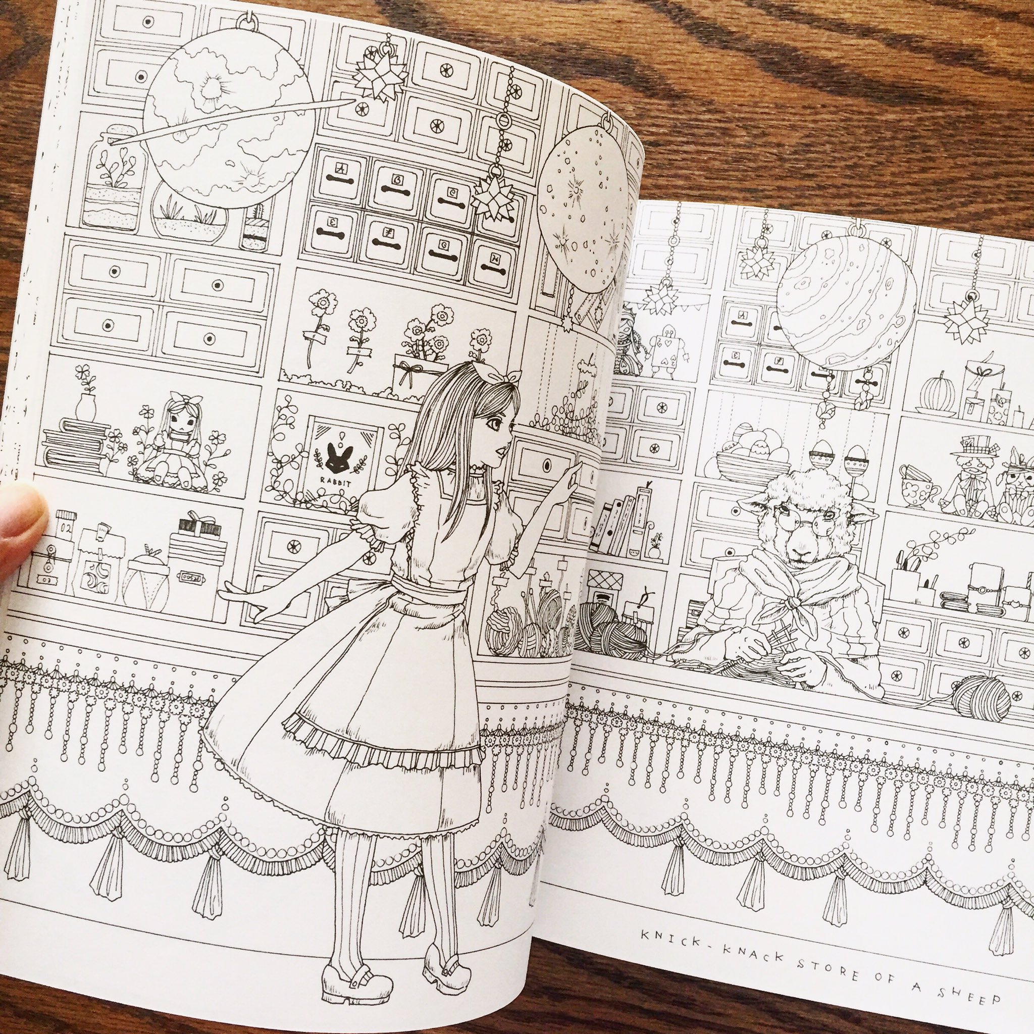 手塚ユミコ ドールハウスぬりえ重版決定 おしゃれな塗り絵book アリスの不思議かわいい物語 7月19日発売 の見本誌が届きましたー いい感じ Amazonにも中身は掲載されているけれど 実物の雰囲気も少しだけ 大人の塗り絵 コロリアージュ