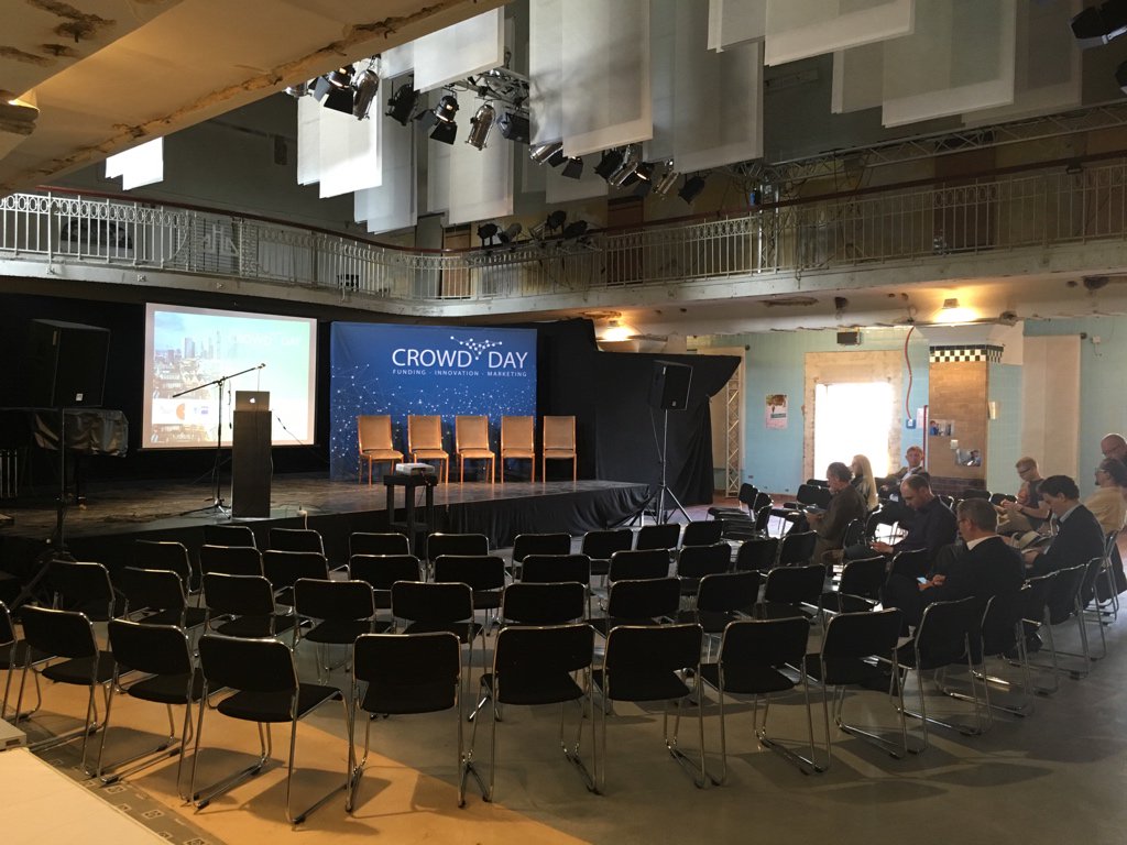 Sascha_Foerster's tweet photo. 1500 Mitglieder des Fördervereins haben in Friedberg das “Alte Hallenbad” renoviert. Heute ist hier der @CrowdDay. https://t.co/hd1i1pnIuh