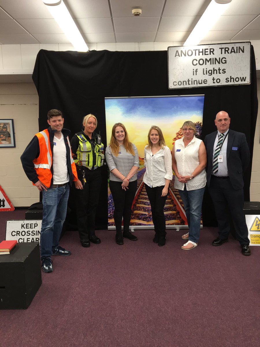 RailLifeLNE_EM's tweet photo. In schools in #Pboro &amp; #StNeots all day with @OffTheLevel today talking rail safety!! https://t.co/4cfVB769H2