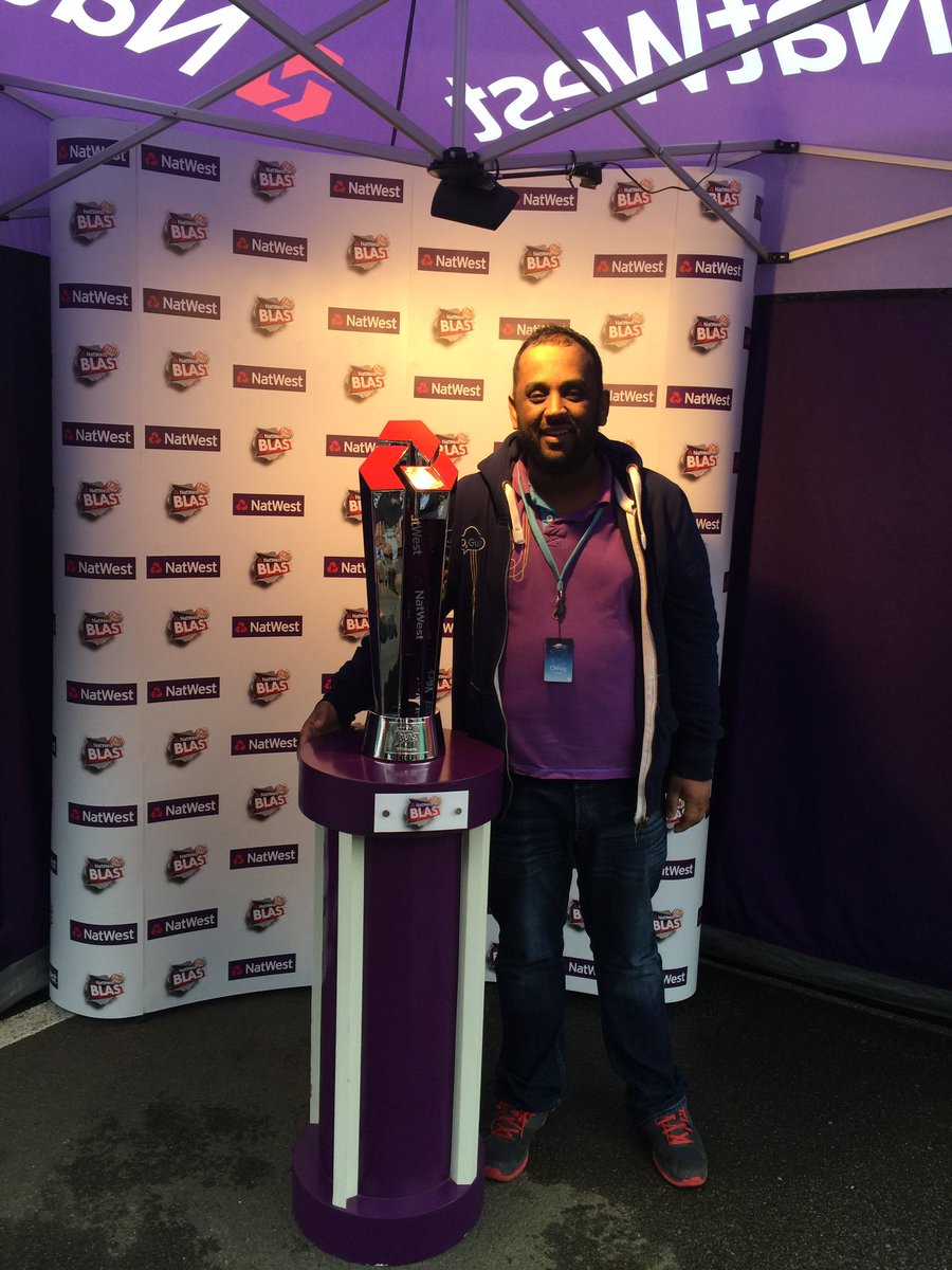 HinckleyGuru's tweet image. With the #T20Blast trophy yesterday @leicsccc at the #GuruGarden @celfonefamily #techproblemssolved