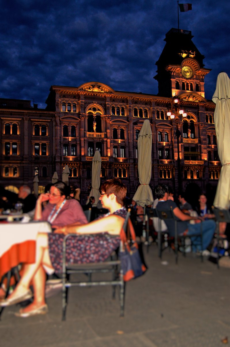 SpecchiTrieste's tweet photo. #Trieste e i suoi colori.
Benvenuti a casa vostra!
Benvenuti al #CaffedegliSpecchi
#eventi #Peratoner https://t.co/ZZ7lUr7TtP
