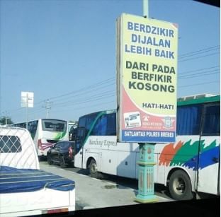 Malam... Gimana nih cerita #Mudik2016 nya ada kah kesan2 menarik selama mudik? "Berdzikir dijalan Lebih Baik" 🙏🚃🚍🚦⛽
