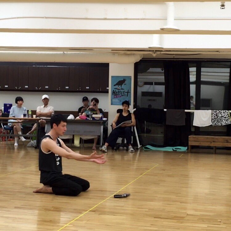 thebestplays's tweet photo. #햄릿더플레이 연습중
열전직원의 사진실력을 보다못한 #탕준상 군! 직접 카메라맨으로 데뷔? 준상군의 연습실 스케치 사진은 다음 기회에:)
#포토그래퍼_탕
#포즈취하는_배우들 https://t.co/q4Xb4w8Mhq