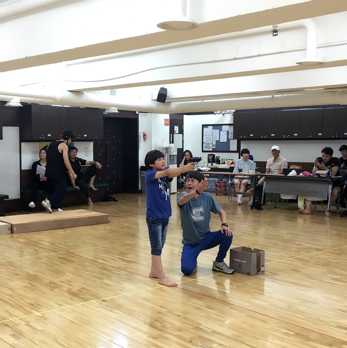 #햄릿더플레이 연습중
열전직원의 사진실력을 보다못한 #탕준상 군! 직접 카메라맨으로 데뷔? 준상군의 연습실 스케치 사진은 다음 기회에:)
#포토그래퍼_탕
#포즈취하는_배우들