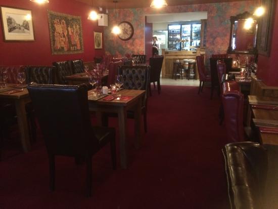 Chomps_Cheam's tweet photo. Come along and experience the warm and friendly atmosphere at our restaurant https://t.co/zOX0XCX1zY https://t.co/pc95j8zIu3