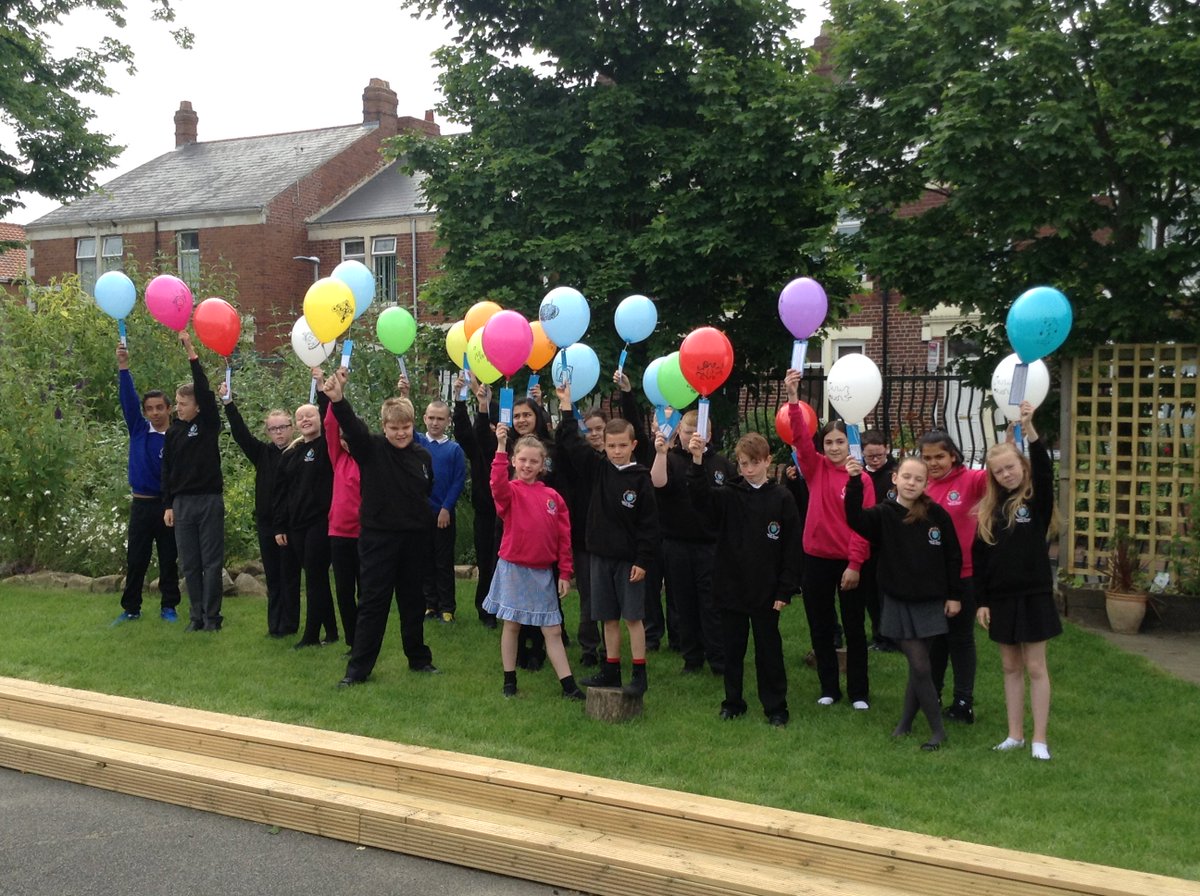 KelvinGrovePS's tweet photo. Year 6 releasing their abstract art into the air for some lucky people to find! #GEMartsproject https://t.co/PAgtOReEJE
