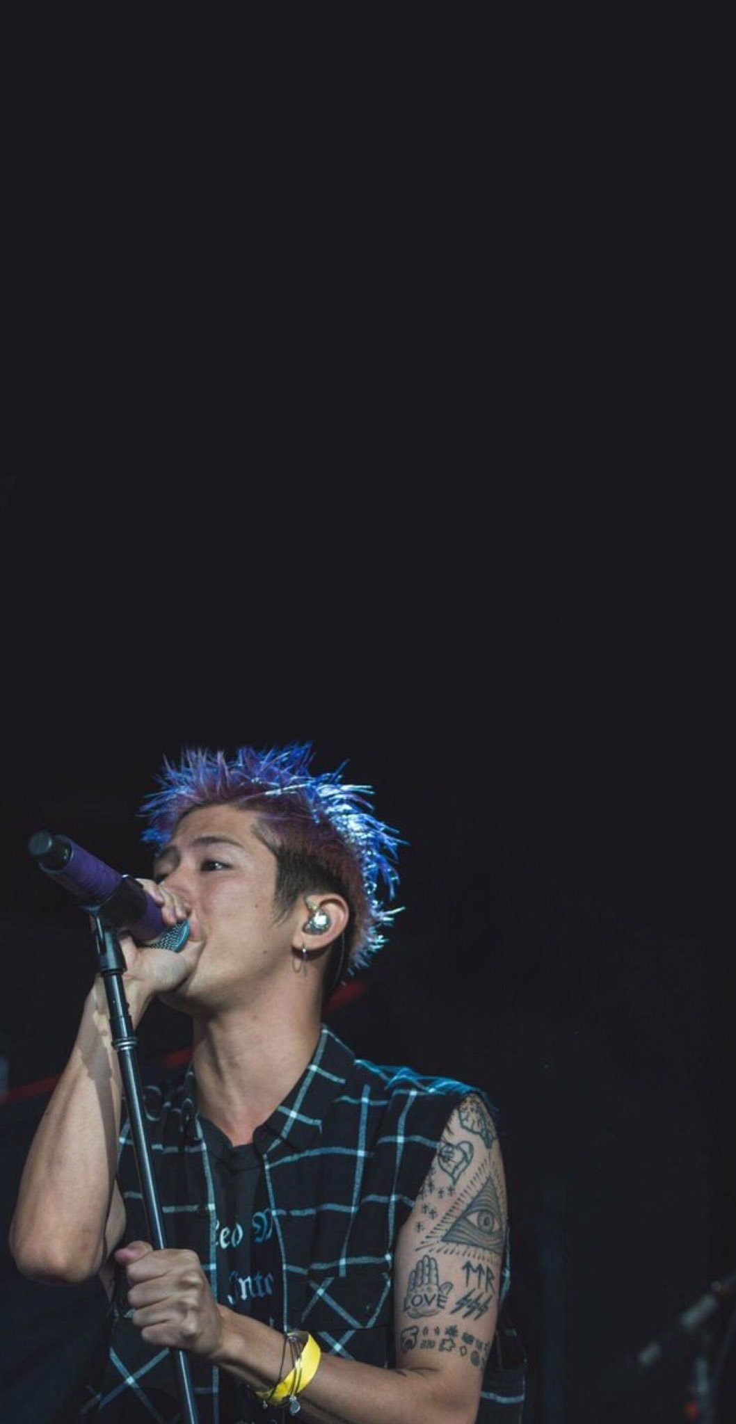 One Ok Rock アンケーッ 壁紙大量配布開始 W 今回はシンプルに行くでー まずはtakaちゃんから 紫ヘアー注目やで 保存してくれたらrtボタンポチッやで Taka 壁紙配布 T Co 1akfes4r5j Twitter