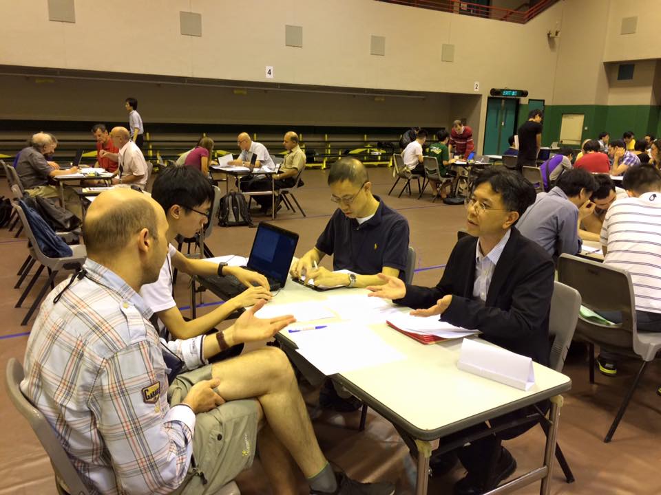 Relaxation for contestants, not for markers, nor leaders, really. Here's HK team leaders fighting for HK team.