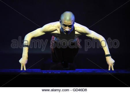 AlamyNews's tweet photo. Amazing! Shaolin Monks perform at Singapore's Marina Bay Sands Theatre © Xinhua/Alamy https://t.co/mhE0RliNHc https://t.co/A0F78EgRLR