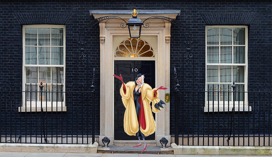 KrgavMaga's tweet photo. #TheresaMayPM makes her triumphant entrance to Downing Street https://t.co/qXQ05Xni2I