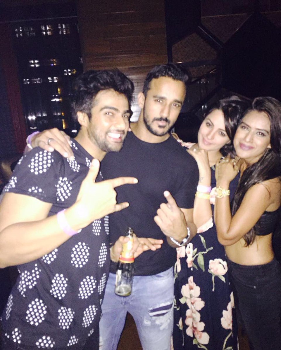 Party time for #NiaSharma, #AnitaHassanandani, #RohitReddy &amp; #GautamSharma

How many RTs for a star-studded picture?
