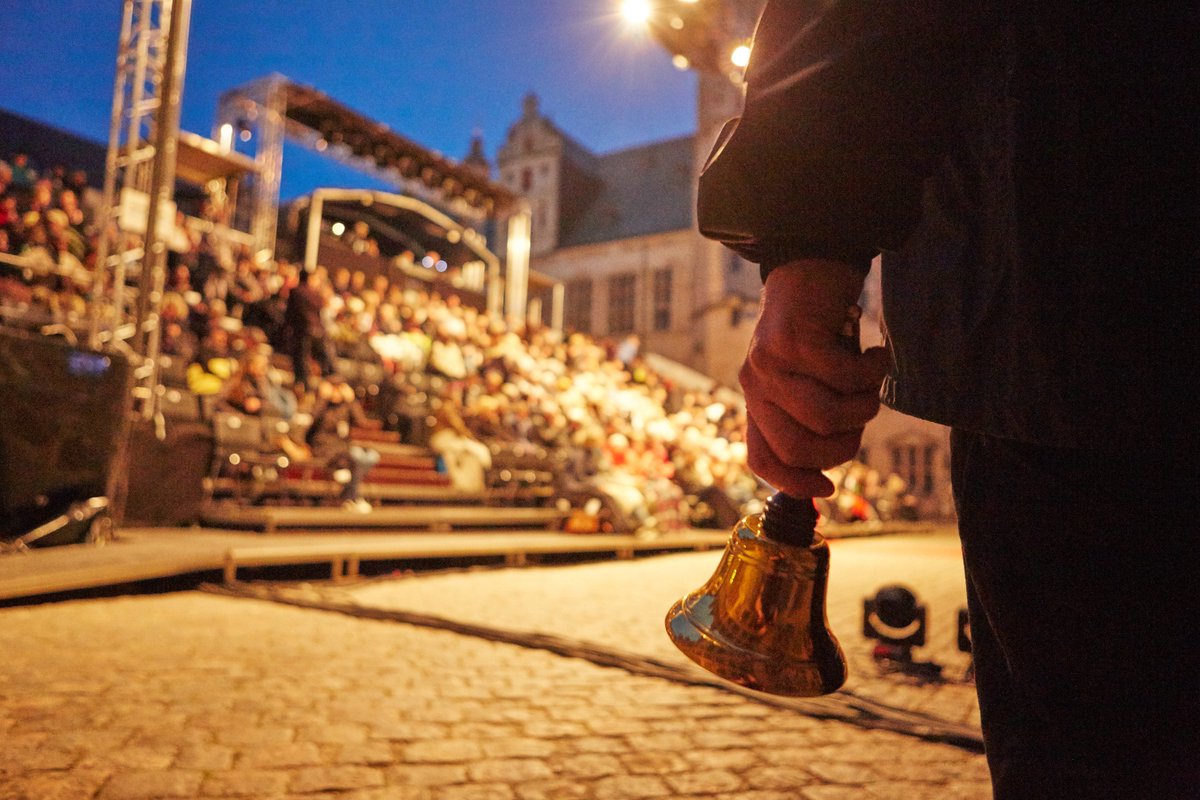 Vi har fået ledsagerordning :) Vi glæder os til at byde ALLE velkommen til Shakespeare Festival at Hamlet's Castle