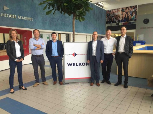 Zojuist overeenkomst met de HAN getekend. EY gaat startende studentondernemers helpen @eynovation <a href="/LoesKater/">Loes Kater</a>