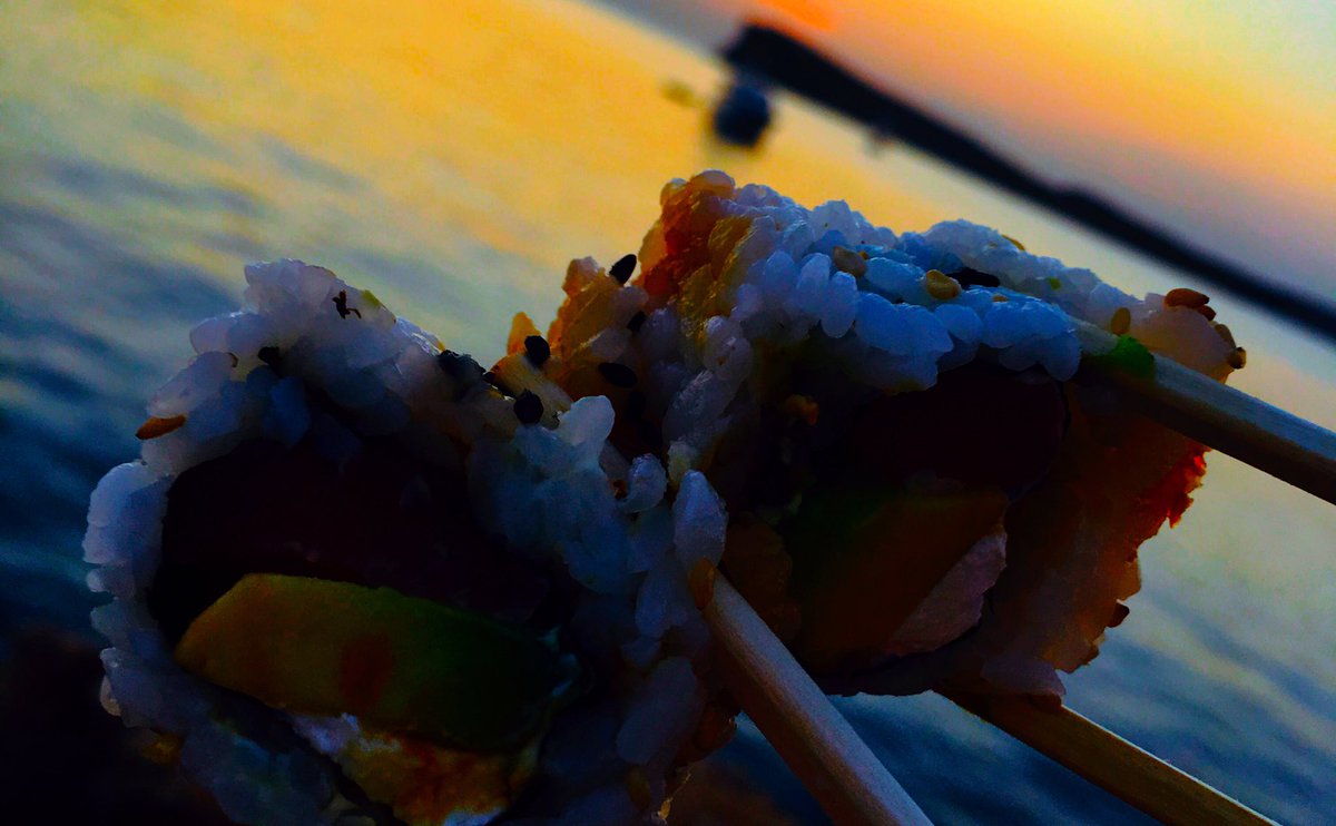 El atardecer.
Al caer el sol inunda el brillo de colores, se escucha el silencio .