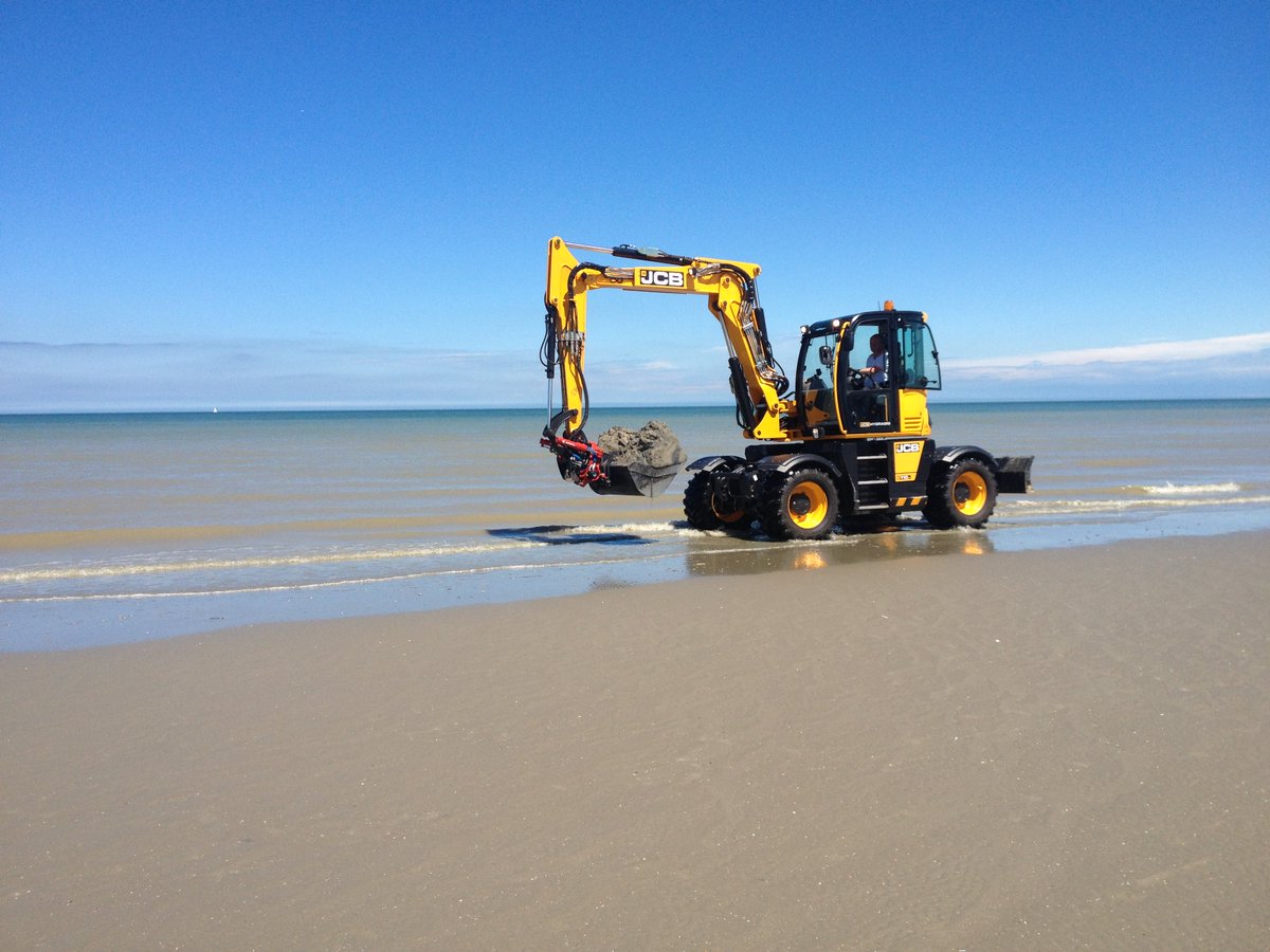 RT <a href="/JCBmachines/">JCB</a>: Customer celebrated driving #HYDRADIG by taking his demo machine to a beach on the Belgian coast