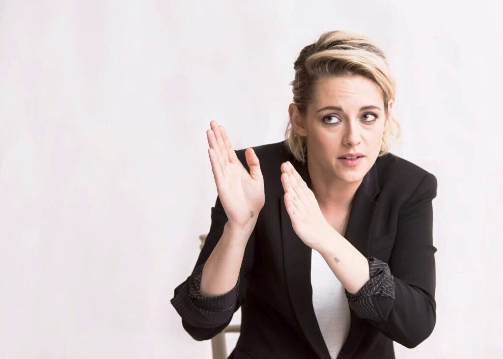 KristenStwrtIND's tweet photo. Foto terbaru Kristen Stewart saat di interview untuk promosi film Café Society di New York (12/07/2016) https://t.co/rgLezrY7mI