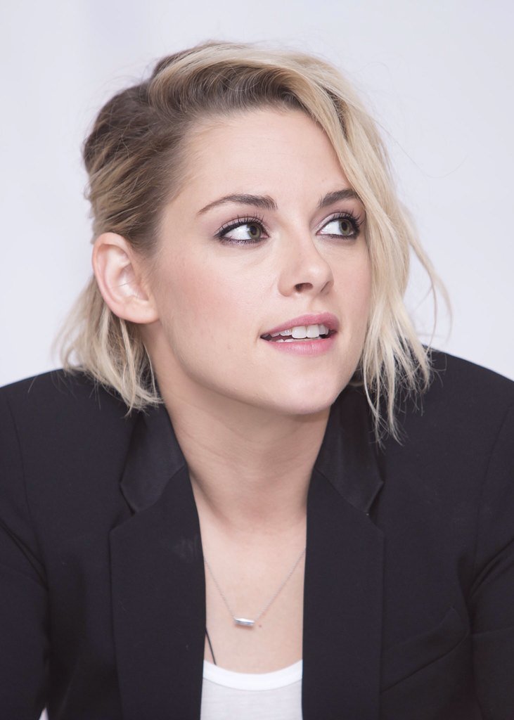 KristenStwrtIND's tweet photo. Foto terbaru Kristen Stewart saat di interview untuk promosi film Café Society di New York (12/07/2016) https://t.co/rgLezrY7mI