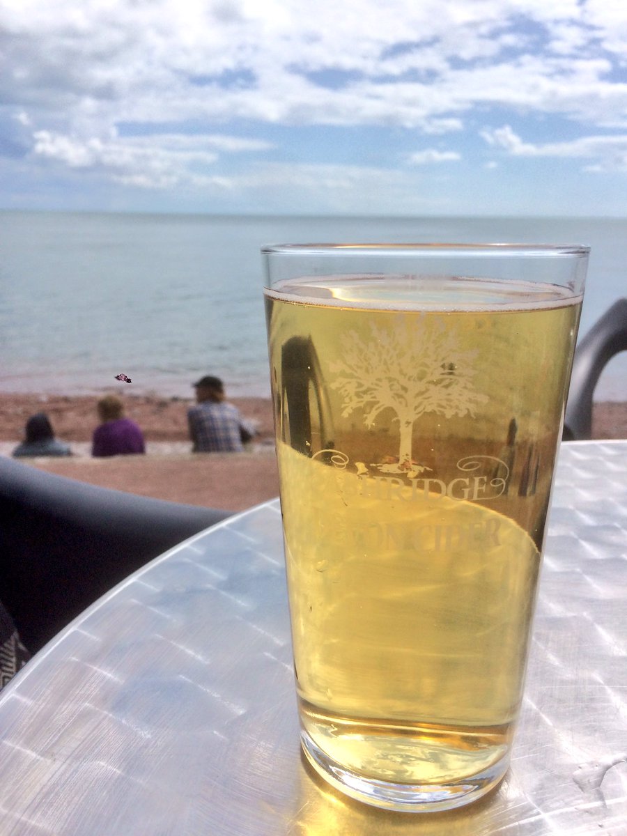 fenniegibbs's tweet image. Pint of Devon cider on the beach at 11am 👌🏼 #cannotcomplain