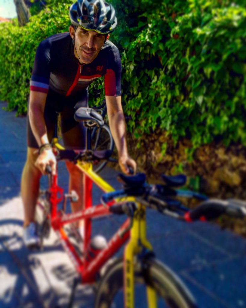 Lider y gregario unidos, ya no hay excusas. No se despega de mi espalda en toda la etapa.
#conhumortodomejor #tour