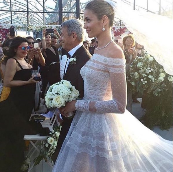 fedme Bourgogne Macadam Valentino on Twitter: "Meanwhile in Mykonos the beautiful @anabbofficial  chose a custom #Valentino wedding dress for her special day.  https://t.co/FVT4c5izvT" / Twitter