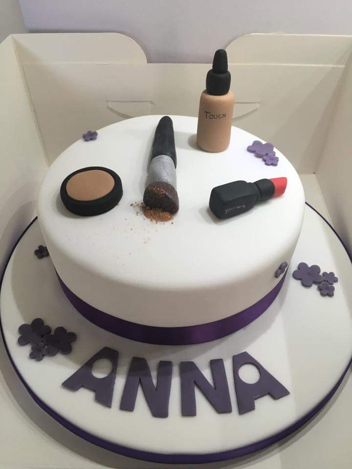 BerryliciousC's tweet photo. Make up themed cake #girl #makeup #blu sher https://t.co/hLtZ8ERPQL
