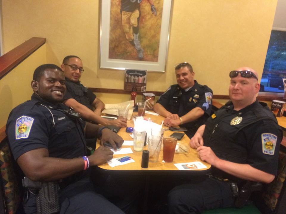 ABC's tweet photo. Officer picks up tab for couple that refused to sit next to him and fellow officers at diner https://t.co/zQkcu98jOW https://t.co/NokZqI9jQc
