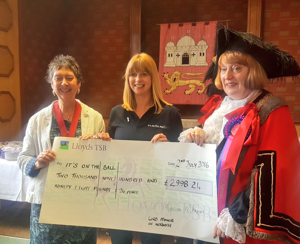 NorwichCC's tweet photo. The Lord Mayor presents this year's civic charity @Itsontheball with a cheque for donations made at #LMC16 https://t.co/3SUfPZyEX3